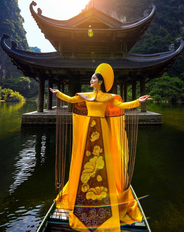 Á hậu Môi trường Hoàng Thị Hải Yến đằm thắm trong tà áo dài tôn vinh di sản văn hóa Tràng An ảnh 15
