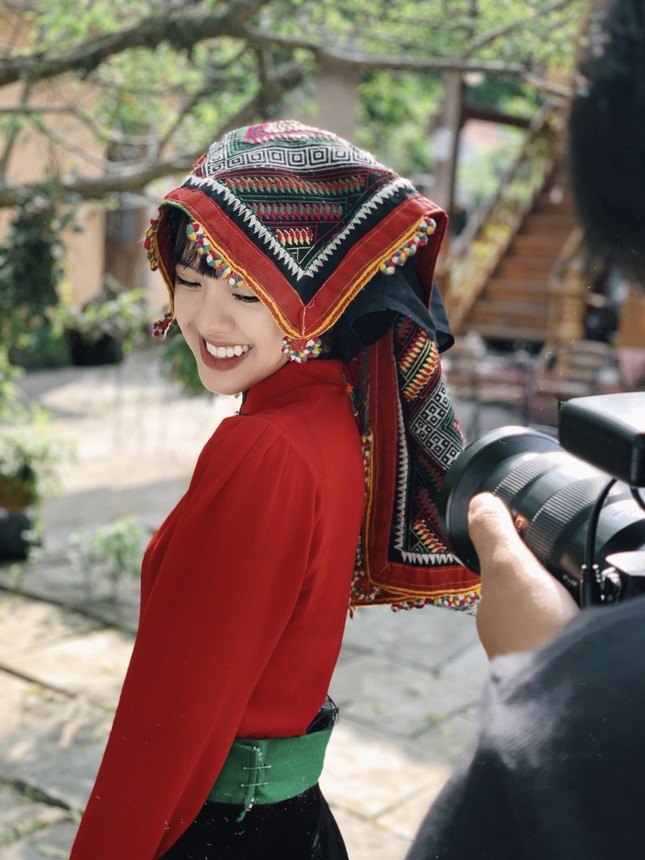 Cô sinh viên khoa Luật đam mê dẫn chương trình ảnh 11