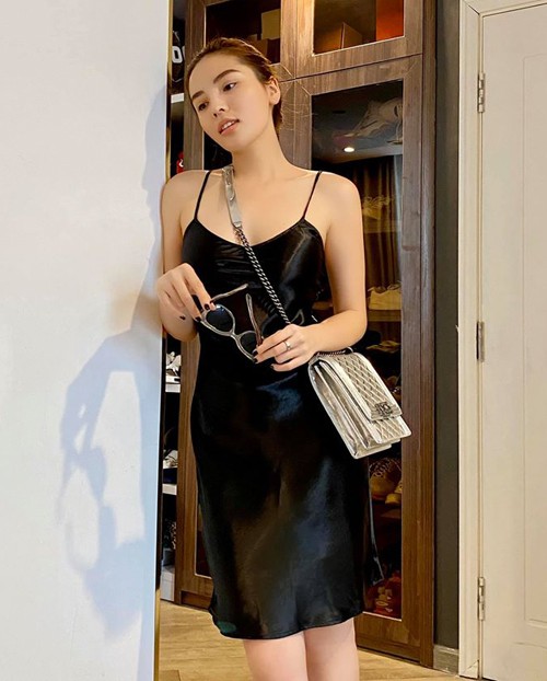Hè sắp về rồi, còn chờ gì nữa mà bạn chưa sắm ngay một chiếc váy lụa hai dây? ảnh 4