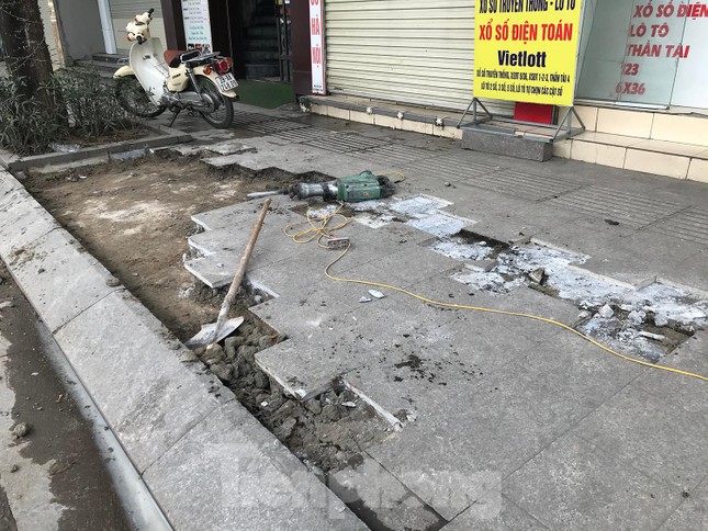 Hà Nội: Ô tô, xe máy thản nhiên 'tàn phá' nhiều tuyến vỉa hè vừa sửa chữa ảnh 12