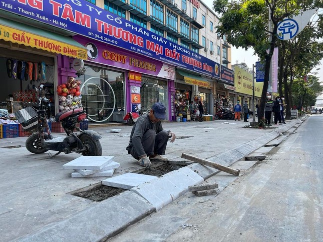 Hà Nội: Ô tô, xe máy thản nhiên 'tàn phá' nhiều tuyến vỉa hè vừa sửa chữa ảnh 1