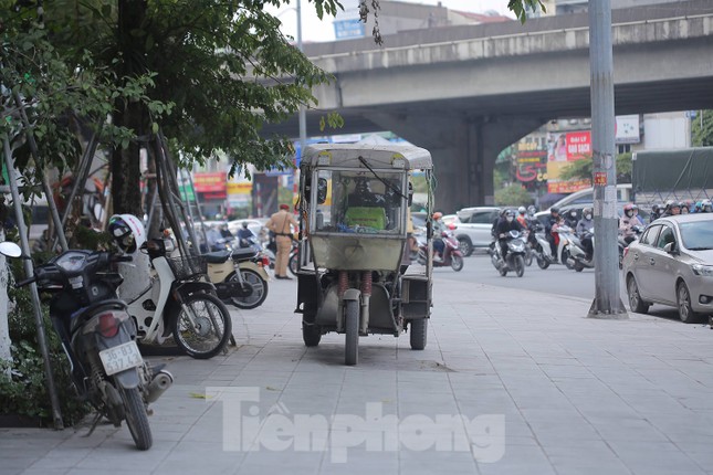 Hà Nội: Ô tô, xe máy thản nhiên 'tàn phá' nhiều tuyến vỉa hè vừa sửa chữa ảnh 9