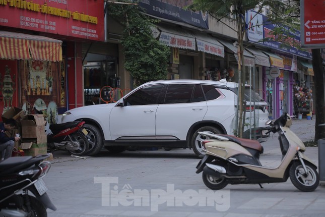 Hà Nội: Ô tô, xe máy thản nhiên 'tàn phá' nhiều tuyến vỉa hè vừa sửa chữa ảnh 8