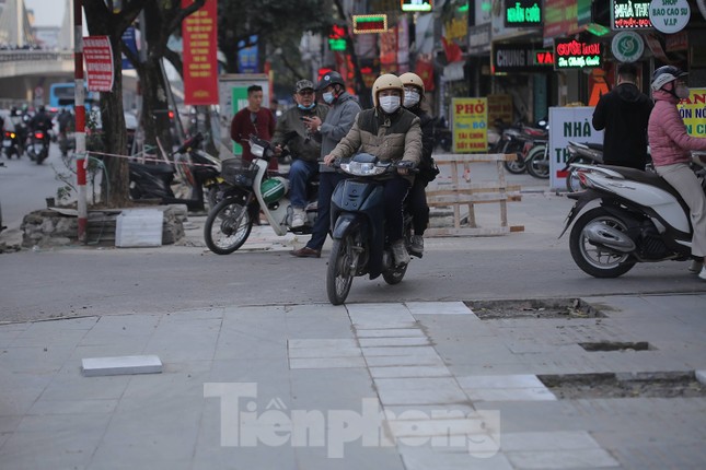 Hà Nội: Ô tô, xe máy thản nhiên 'tàn phá' nhiều tuyến vỉa hè vừa sửa chữa ảnh 10