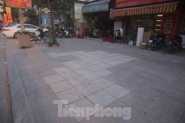 Hà Nội: Ô tô, xe máy thản nhiên 'tàn phá' nhiều tuyến vỉa hè vừa sửa chữa ảnh 7