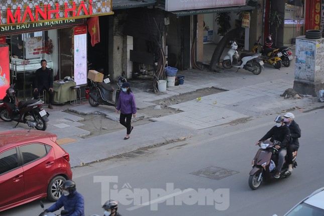 Hà Nội: Ô tô, xe máy thản nhiên 'tàn phá' nhiều tuyến vỉa hè vừa sửa chữa ảnh 6