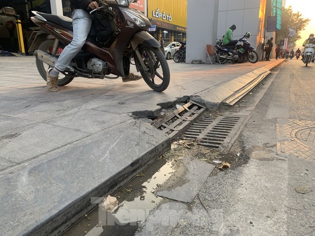 Hà Nội: Ô tô, xe máy thản nhiên 'tàn phá' nhiều tuyến vỉa hè vừa sửa chữa ảnh 3