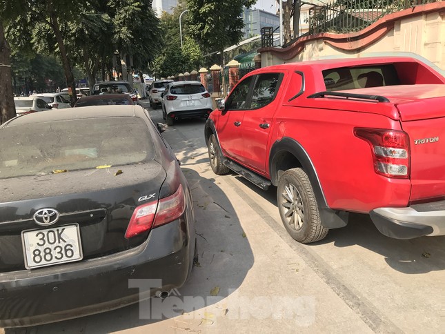 Hà Nội: Ô tô, xe máy thản nhiên 'tàn phá' nhiều tuyến vỉa hè vừa sửa chữa ảnh 16