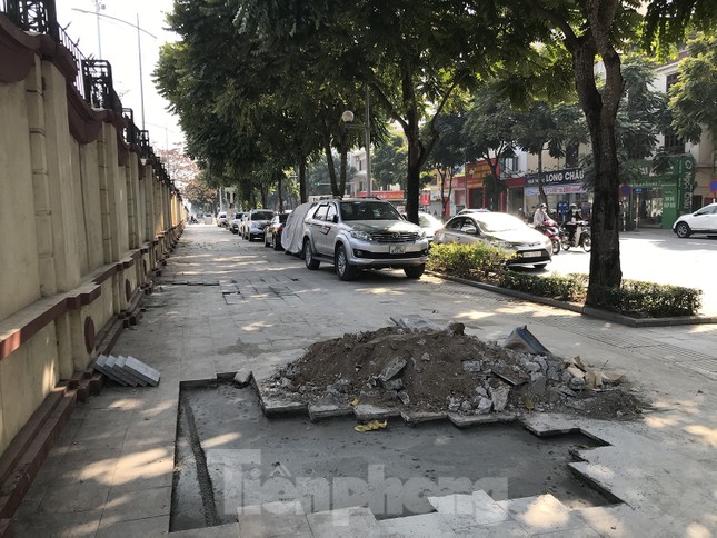 Hà Nội: Ô tô, xe máy thản nhiên 'tàn phá' nhiều tuyến vỉa hè vừa sửa chữa ảnh 14