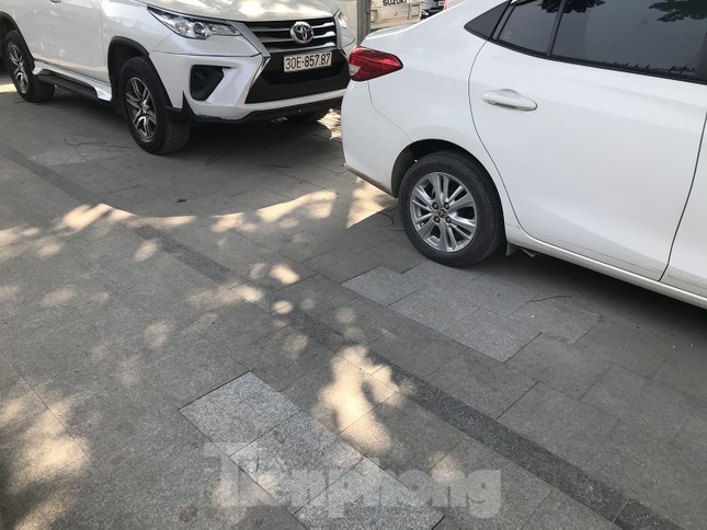 Hà Nội: Ô tô, xe máy thản nhiên 'tàn phá' nhiều tuyến vỉa hè vừa sửa chữa ảnh 15
