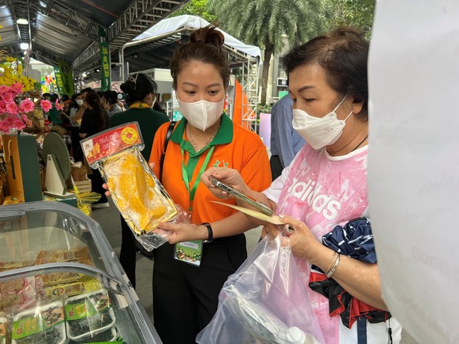 Hơn 1.000 sản vật độc lạ 'trình làng' ở chợ Tết TPHCM ảnh 6