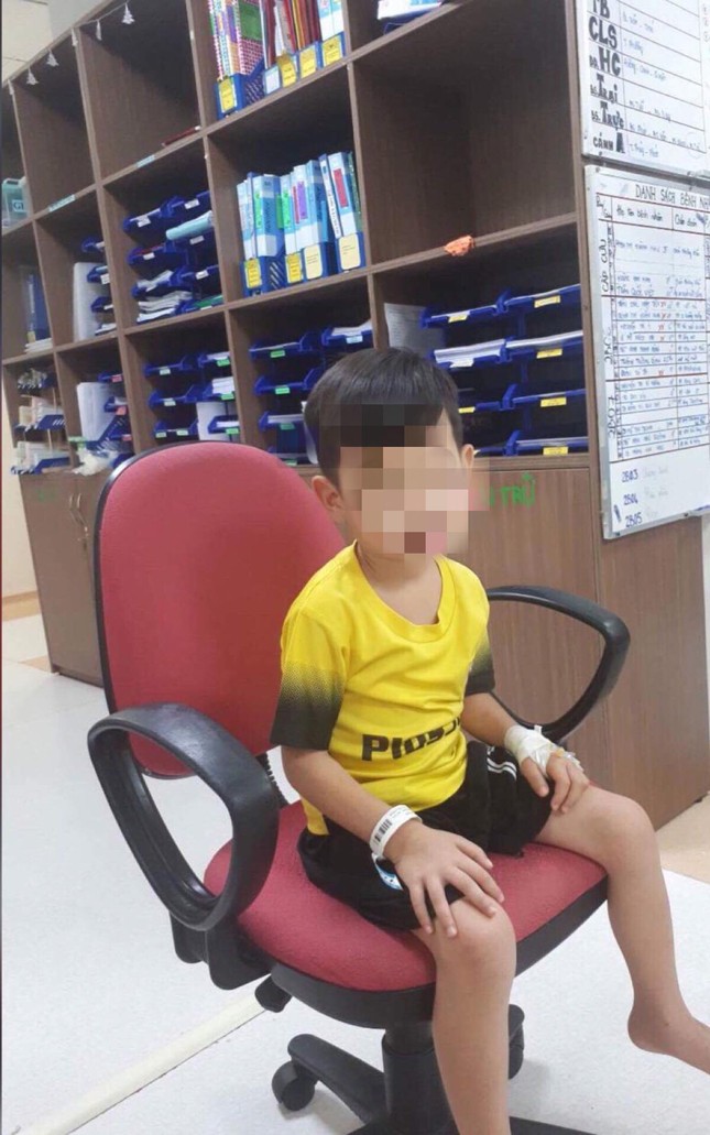 Bé trai 5 tuổi bụng phình to như bà bầu vì táo bón ảnh 3