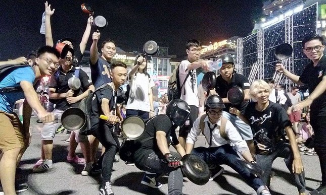 Tròn mắt chứng kiến hàng trăm thanh niên... cầm chảo chạy quanh Bờ Hồ ảnh 2