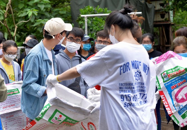 Nhóm bạn trẻ tranh thủ ngày nghỉ đi thu gom rác thải ở gầm cầu, bãi sông ảnh 2