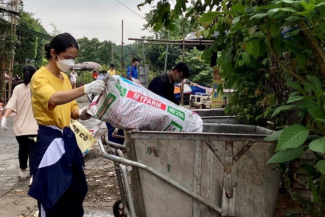 Nhóm bạn trẻ tranh thủ ngày nghỉ đi thu gom rác thải ở gầm cầu, bãi sông ảnh 8