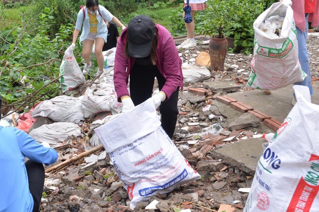 Nhóm bạn trẻ tranh thủ ngày nghỉ đi thu gom rác thải ở gầm cầu, bãi sông ảnh 4