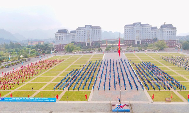 Hơn 2.500 đoàn viên, thanh thiếu nhi đồng diễn 'Khát vọng tuổi trẻ Lai Châu' ảnh 1