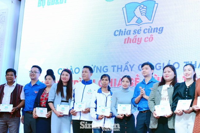 Trao sổ tiết kiệm tặng 63 giáo viên người dân tộc thiểu số ảnh 1