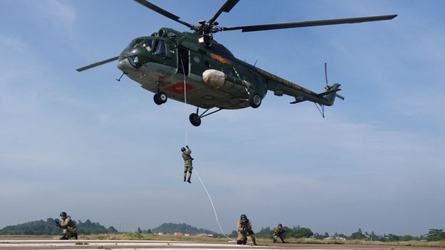 Lực lượng chống khủng bố nhảy dù đổ bộ đường không ảnh 10