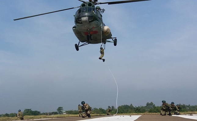 Lực lượng chống khủng bố nhảy dù đổ bộ đường không ảnh 11