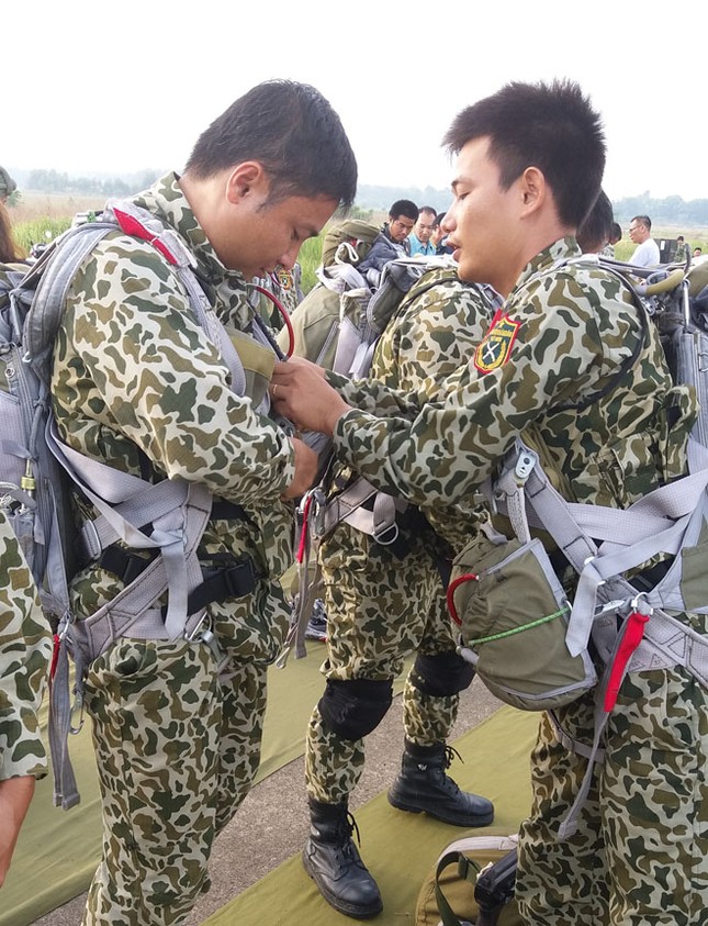 Lực lượng chống khủng bố nhảy dù đổ bộ đường không ảnh 1