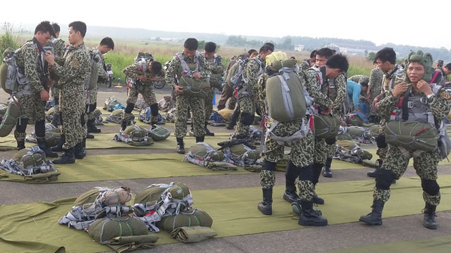 Lực lượng chống khủng bố nhảy dù đổ bộ đường không ảnh 2