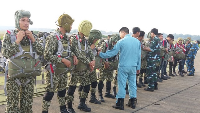 Lực lượng chống khủng bố nhảy dù đổ bộ đường không ảnh 3