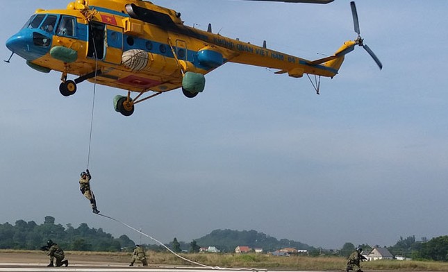 Lực lượng chống khủng bố nhảy dù đổ bộ đường không ảnh 8