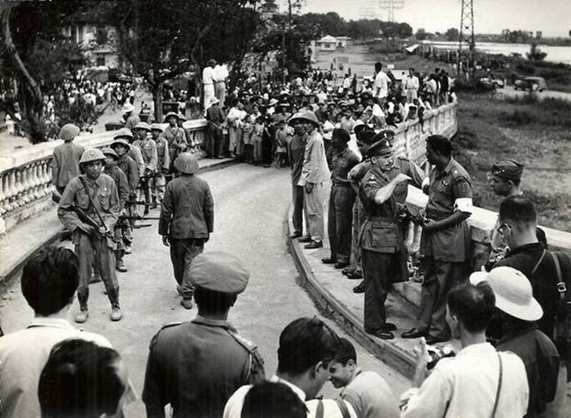 Những người lính Pháp cuối cùng rút qua cầu Long Biên vào ngày nào?
