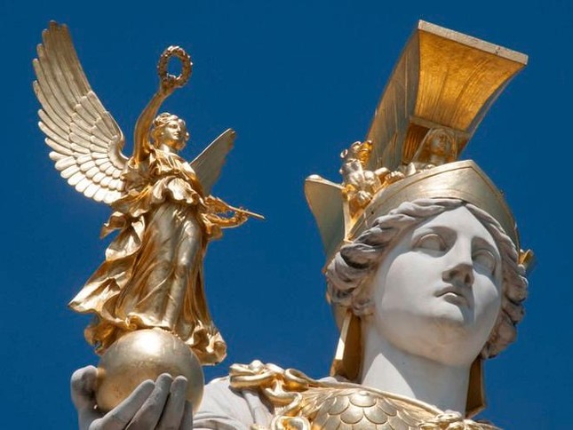 Bức tượng trên tay nữ thần Athena là nhân vật nào?