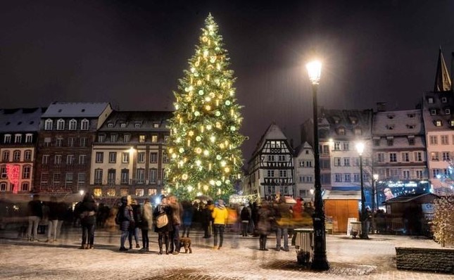 Lễ hội Giáng sinh ở Strasbourg (Pháp) được tổ chức lần đầu vào năm nào?