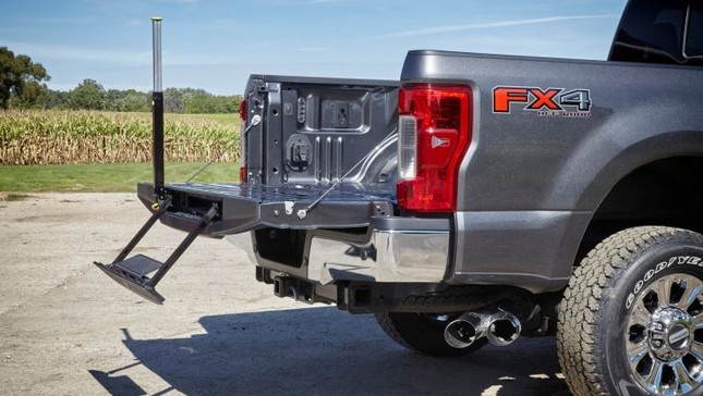Cửa thùng hàng trên một số xe bán tải Ford có thể tự mở ra.