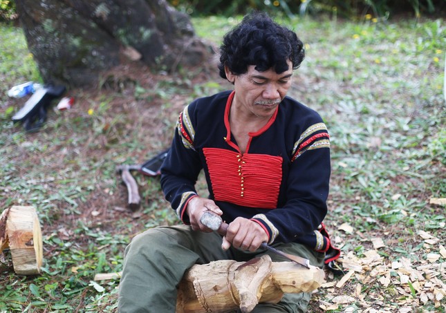 Trưng bày hàng trăm tượng gỗ Tây Nguyên giữa rừng thông Đà Lạt ảnh 2