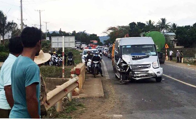 Hai ô tô đâm nhau, đường lên Đà Lạt tê liệt nhiều giờ ảnh 1