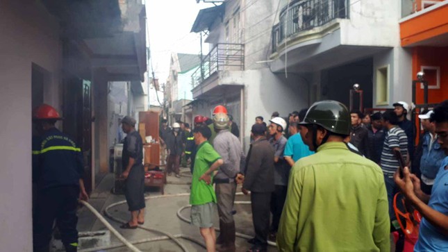 Quên tắt bếp ga, ngôi nhà trong hẻm sâu ở Đà Lạt bốc cháy dữ dội ảnh 1
