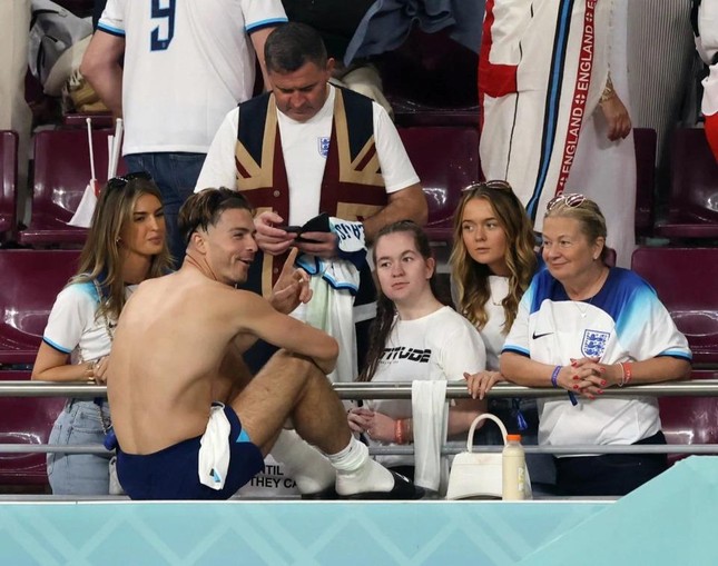 Các cầu thủ Anh giải tỏa với vợ và bạn gái ngay trên khán đài sau trận thắng Iran - Ảnh 2.