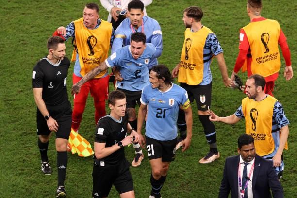 Cầu thủ Uruguay đuổi theo hỏi tội trọng tài sau khi bị loại khỏi World Cup 2022 - Ảnh 2.