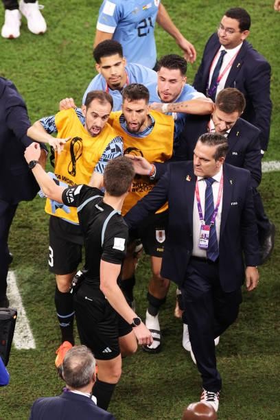 Cầu thủ Uruguay đuổi theo hỏi tội trọng tài sau khi bị loại khỏi World Cup 2022 - Ảnh 3.
