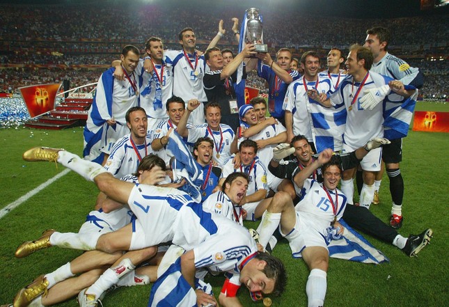 18 năm sau chức vô địch Euro 2004 của Hy Lạp, khi những ‘kẻ vô đạo đức’ trở thành các vị thần ảnh 1