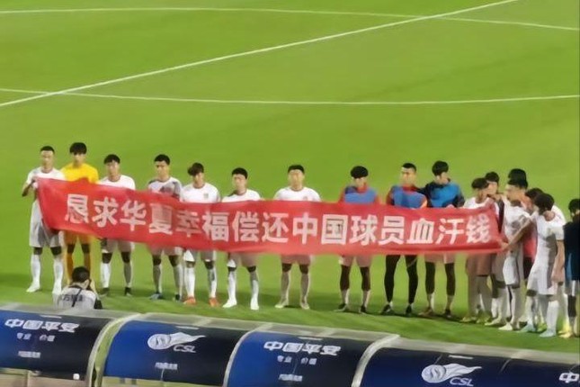 Sự thật gây sốc sau băng rôn đòi nợ của cầu thủ Trung Quốc: bị quỵt lương, tự bỏ tiền túi đi lại, đội chỉ có 1 thủ môn ảnh 1