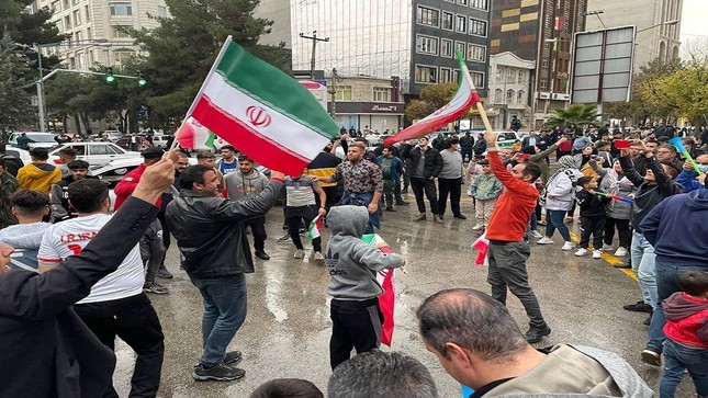 Cách Iran ăn mừng chiến thắng: đi bão bằng ôtô, phát kẹo, lính đặc nhiệm phất cờ trên xe bọc thép ảnh 4