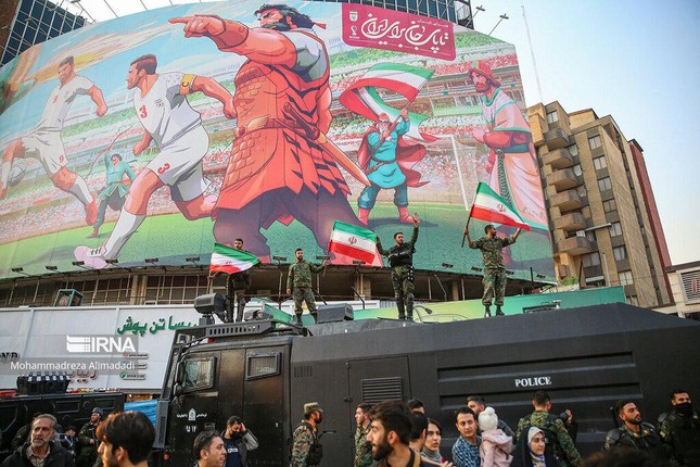 Cách Iran ăn mừng chiến thắng: đi bão bằng ôtô, phát kẹo, lính đặc nhiệm phất cờ trên xe bọc thép ảnh 6