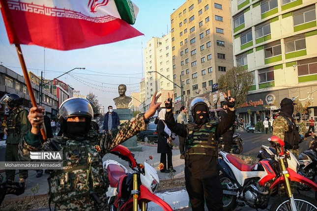 Cách Iran ăn mừng chiến thắng: đi bão bằng ôtô, phát kẹo, lính đặc nhiệm phất cờ trên xe bọc thép ảnh 8