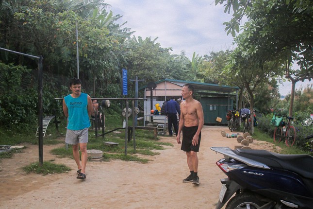 Hà Nội rét căm căm, nhiều người vẫn luyện công tắm sông Hồng - Ảnh 1.