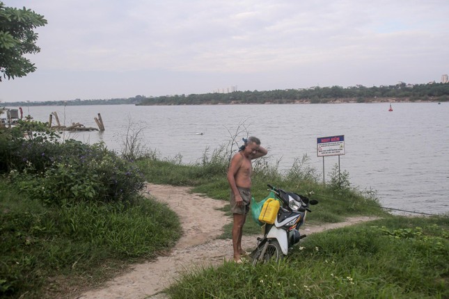 Hà Nội rét căm căm, nhiều người vẫn 'luyện công' tắm sông Hồng - Ảnh 12.