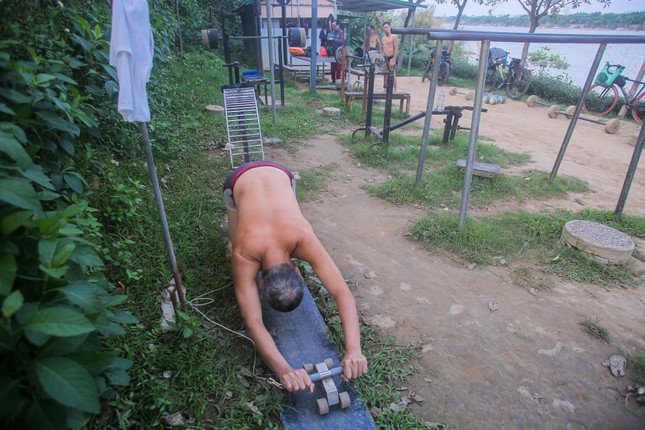 Hà Nội rét căm căm, nhiều người vẫn 'luyện công' tắm sông Hồng - Ảnh 14.