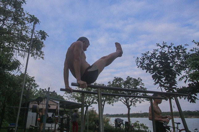 Hà Nội rét căm căm, nhiều người vẫn 'luyện công' tắm sông Hồng - Ảnh 15.