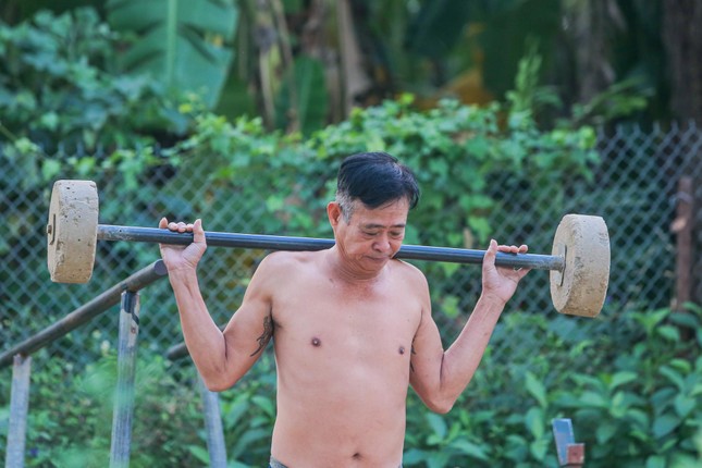 Hà Nội rét căm căm, nhiều người vẫn 'luyện công' tắm sông Hồng - Ảnh 17.