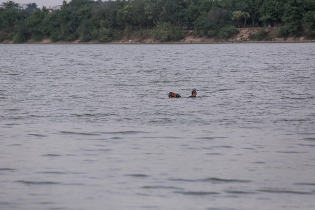 Hà Nội rét căm căm, nhiều người vẫn luyện công tắm sông Hồng - Ảnh 9.