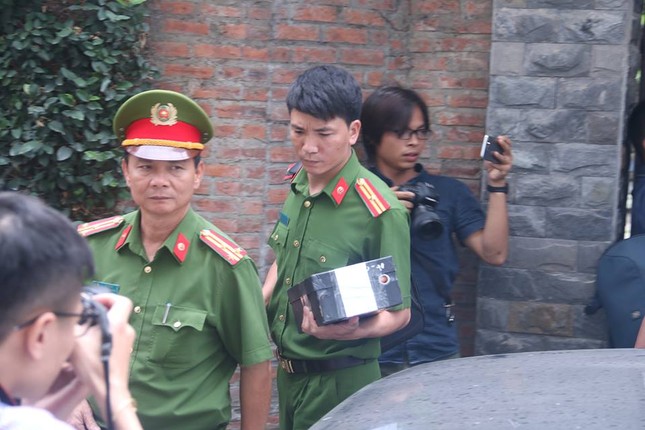 Khám xét nhà riêng 2 cựu Chủ tịch TP Đà Nẵng vừa bị khởi tố ảnh 7